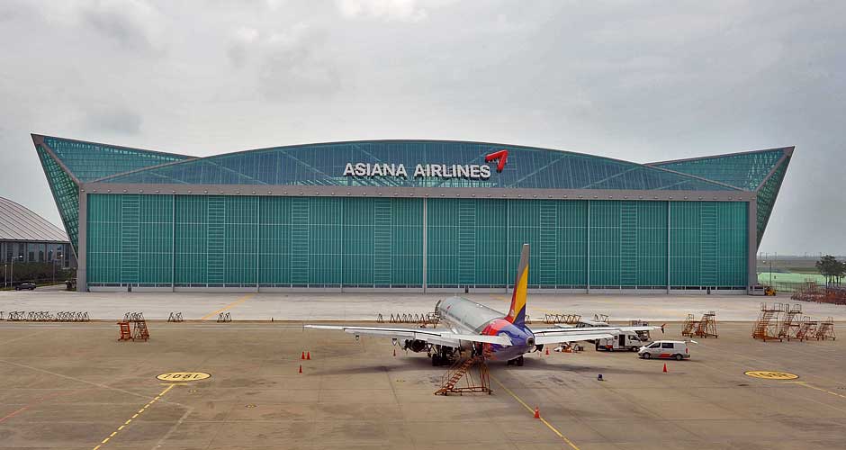 Ворота авиационного ангара Asiana Airlines изготовлены из панелей Panolux